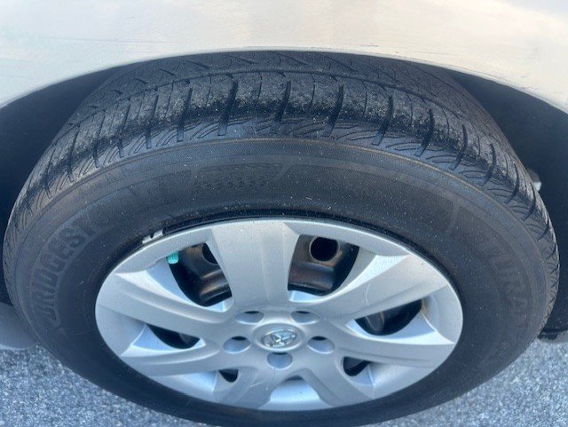 2011 Toyota Camry LE photo 8